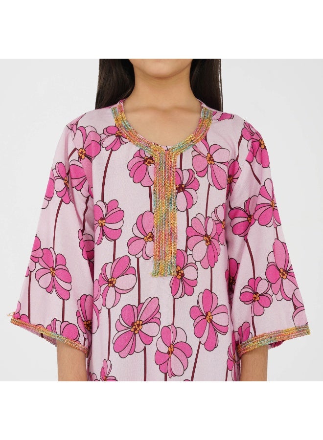 LINELLE جلابية أطفال مزخرفة - ماكسي مطبوع بأكمام 3/4 وتفاصيل دانتيل على الياقة والأكمام - Image 3