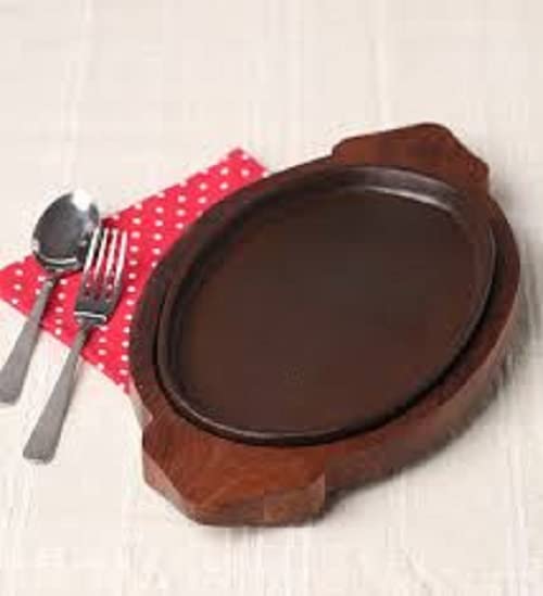 طبق سزلر من أنيا أفروز مصنوع من الخشب والحديد الزهر مع قاعدة خشبية بشكل بيضاوي وتصميم عصري - Image 1