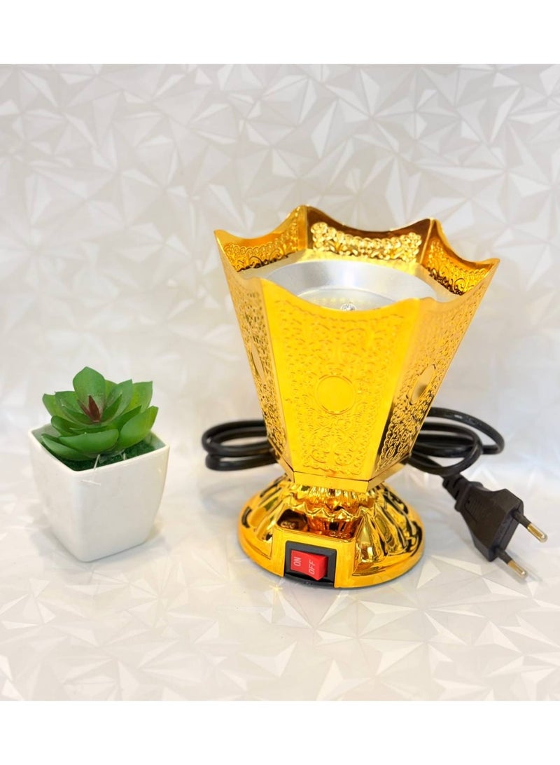 ناما مبخرة كهربائية عصرية وعملية مصممة بلمسة شرقية تقليدية. الهيكل مصنوع من مادة معدنية أو بلاستيكية صلبة بطلاء كامل باللون الذهبي اللامع، وتتميز بتفاصيل مزخرفة ومنقوشة على شكل أزهار أو نقوش عربية تقليدية على الجوانب.