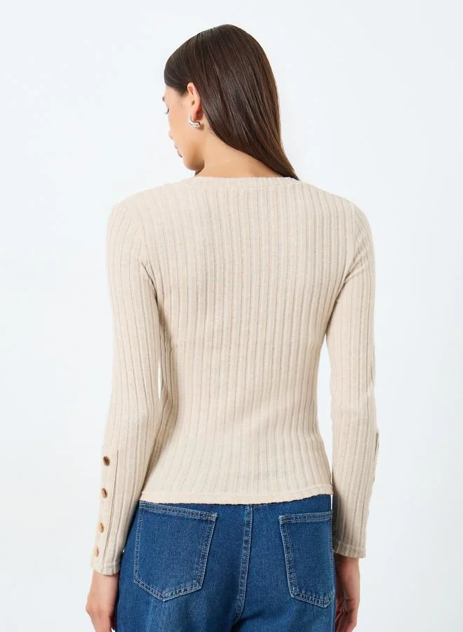 تايك تو بلوزة مضلعة  وتفاصيل أزرار