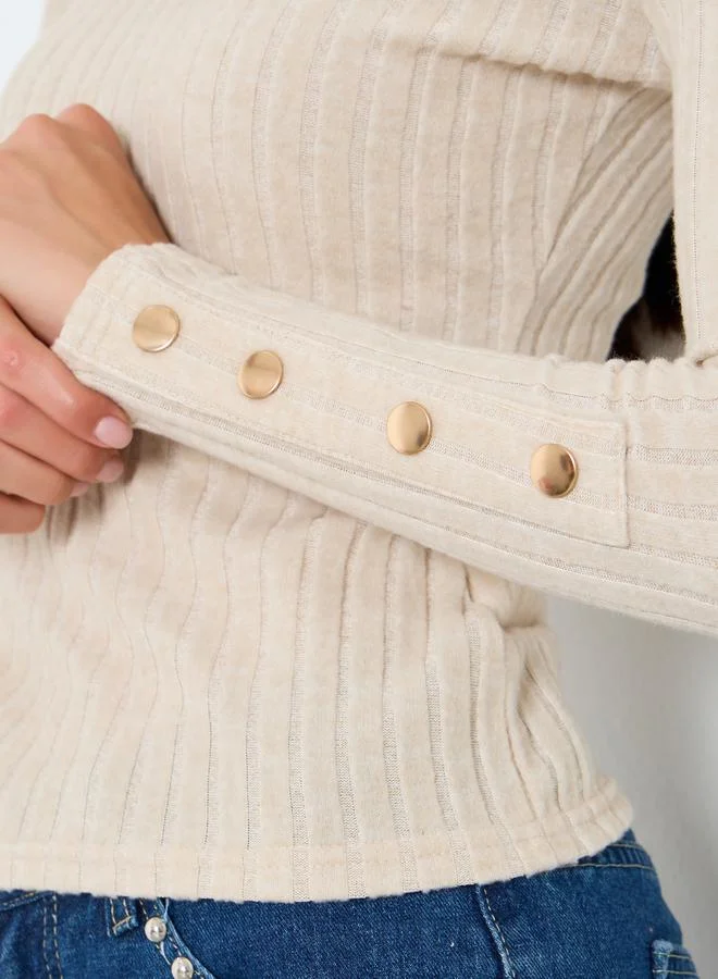 تايك تو بلوزة مضلعة  وتفاصيل أزرار