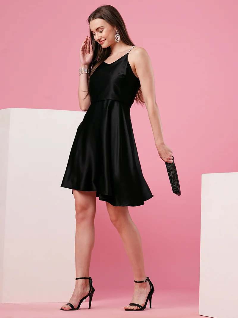 جلو باص فستان جلوبس نسائي أسود بحمالات من الساتان بقصة واسعة