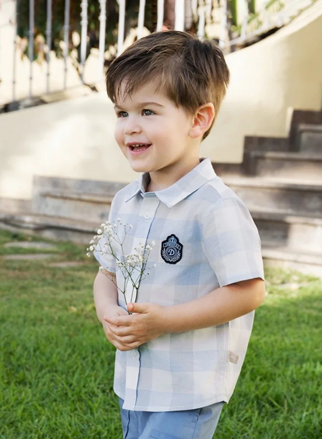 ديف اند بيلا طقم قميص قطني بنقشة مربعات للأولاد مع شورت بجيب أزرق