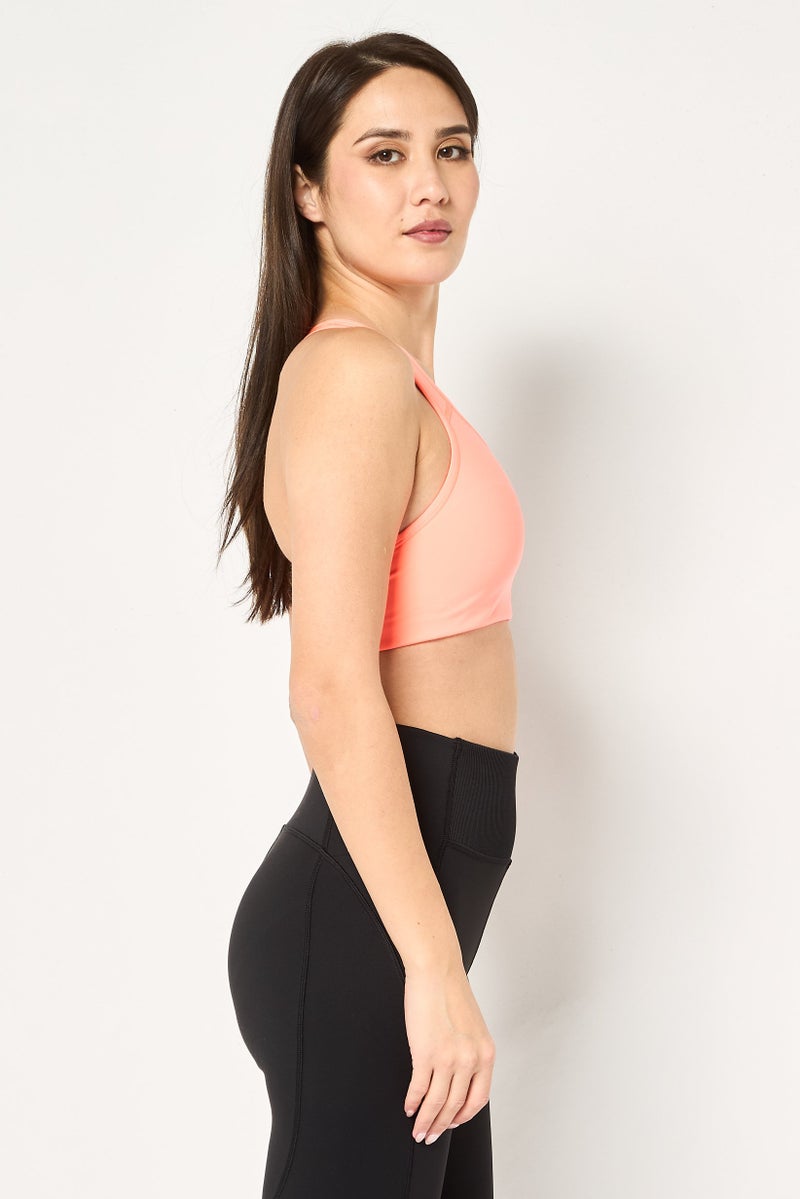 Nike حمالة صدر رياضية مبطنة للنساء بشعار العلامة التجارية، كورال - Image 4