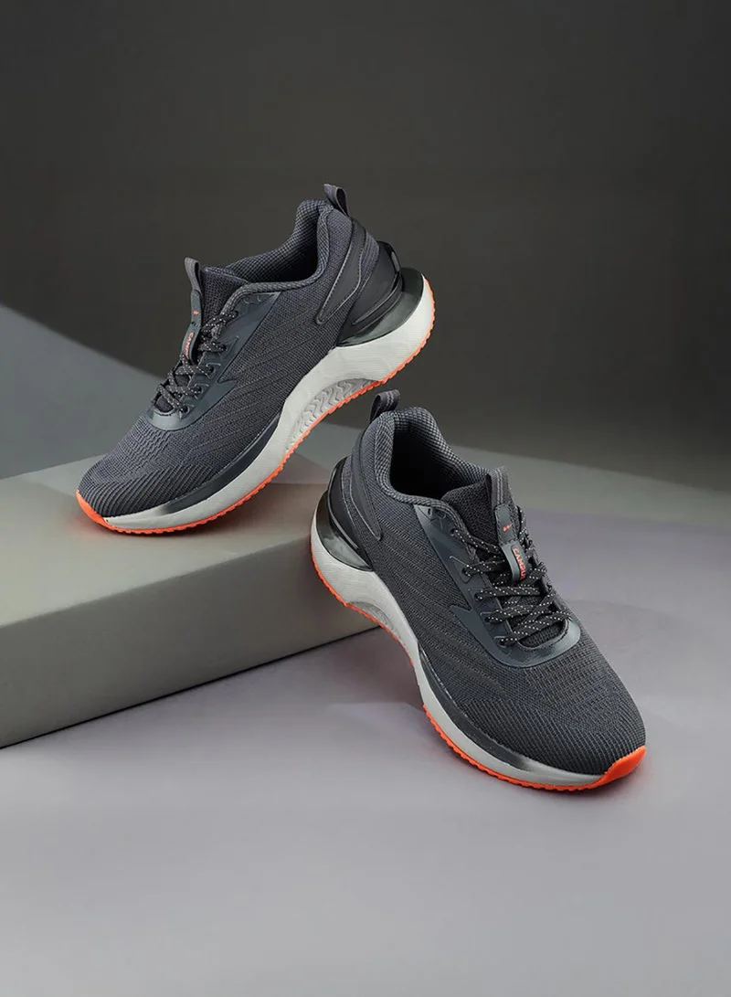 كامبس حذاء رياضي رجالي رمادي قصير بتفاصيل برتقالية بتصميم عصري لراحة طوال اليوم