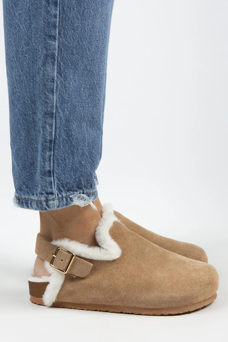 مانجيرو صندل نسائي من الجلد الطبيعي مبطن بالفرو من مانييرو هولي، مزود بحزام وإبزيم.