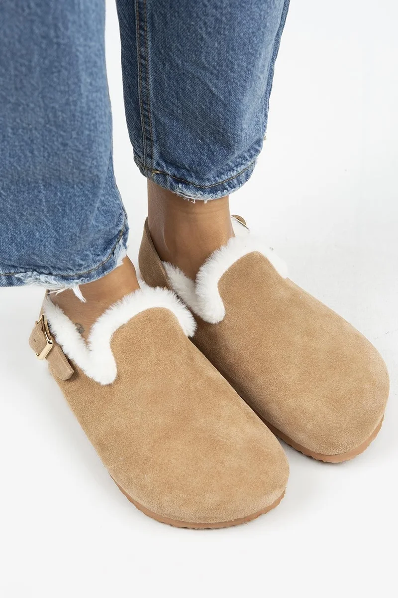 مانجيرو صندل نسائي من الجلد الطبيعي مبطن بالفرو من مانييرو هولي، مزود بحزام وإبزيم.