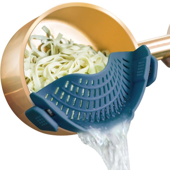CLIP ON STRAINER SILICONE FOR ALL POTS AND PANS PASTA STRAINER CLIP ON FOOD STRAINER FOR MEAT VEGETABLES FRUIT SILICONE KITCHEN COLANDER FOG BLUE