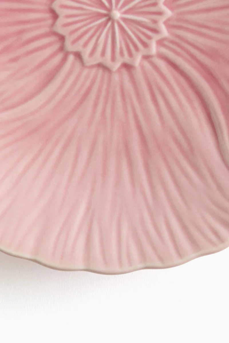 H&M Flower-shaped stoneware mid plate