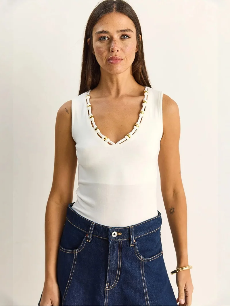 بيانكو لوتشي LUCCI Sleeveless V-Neck Blouse with Accessory Detail