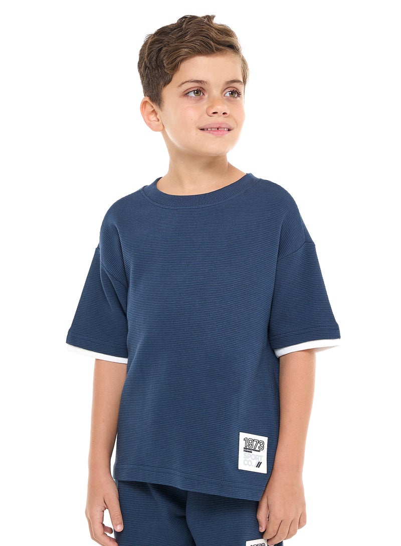 فكتور اند جين طقم فيكتور وجين للأولاد - طقم تي شيرت وشورت باللون الأزرق الداكن - Image 2
