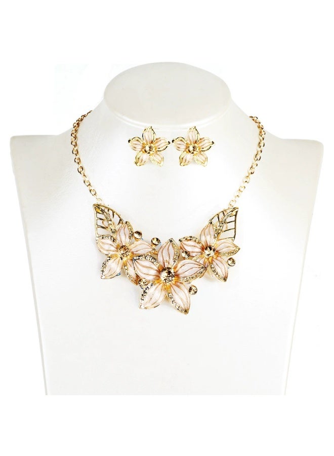 Goolsky مجموعة مجوهرات زهرة الجاردينيا البيضاء للنساء – قلادة مطلية يدويًا وأقراط دراسات، مطلية يدويًا بمينا الجاردينيا مقاومة للتأكسد، هدايا للمناسبات الرسمية (الزفاف/عيد) - Image 2