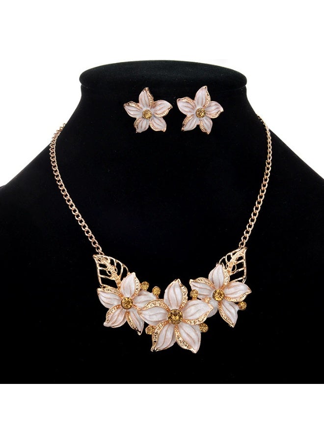 Goolsky مجموعة مجوهرات زهرة الجاردينيا البيضاء للنساء – قلادة مطلية يدويًا وأقراط دراسات، مطلية يدويًا بمينا الجاردينيا مقاومة للتأكسد، هدايا للمناسبات الرسمية (الزفاف/عيد) - Image 3