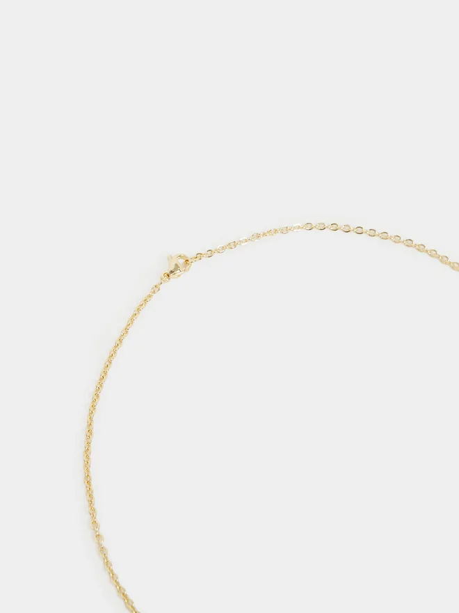 ستايلي طقم قلادة وأقراط بتصميم شريطي من Styli