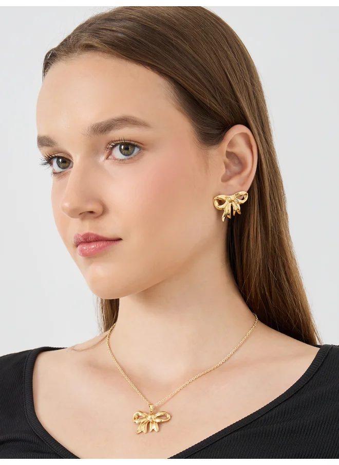 Styli Styli Ribbon Design Pendant Necklace and Stud Earrings Set