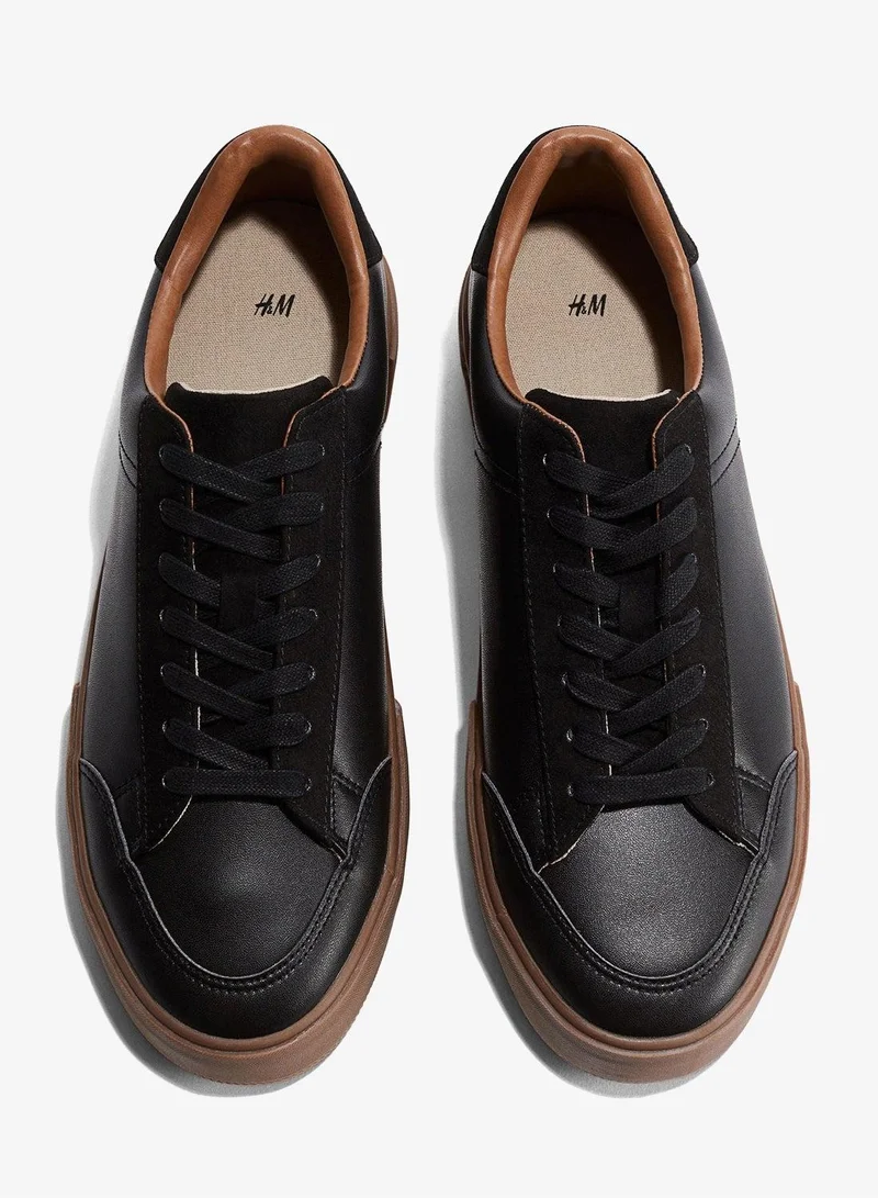 اتش اند ام حذاء رياضي