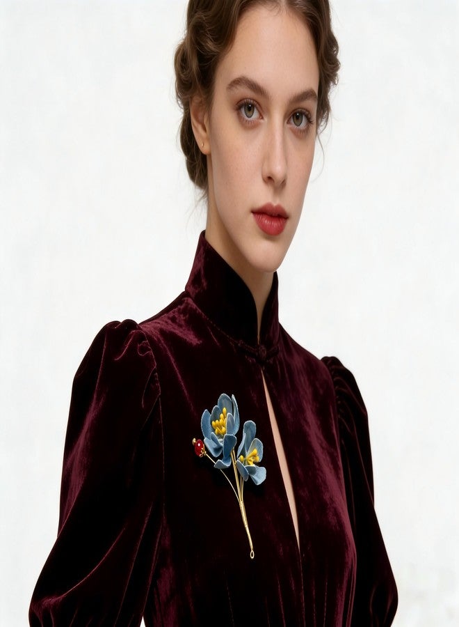 بروش زهرة الماغنوليا الزرقاء بتصميم فريد وإبداع حصري، يتميز بأنماط مبتكرة. - Image 4