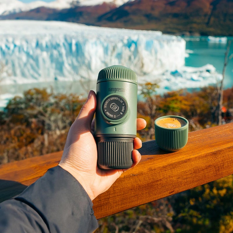 WACACO صانعة الإسبريسو المحمولة WACACO Nanopresso مع حقيبة واقية، النسخة المحدثة من Minipresso، آلة قهوة صغيرة للسفر، مثالية للتخييم والسفر والمكتب (لون أخضر موس) - Image 4