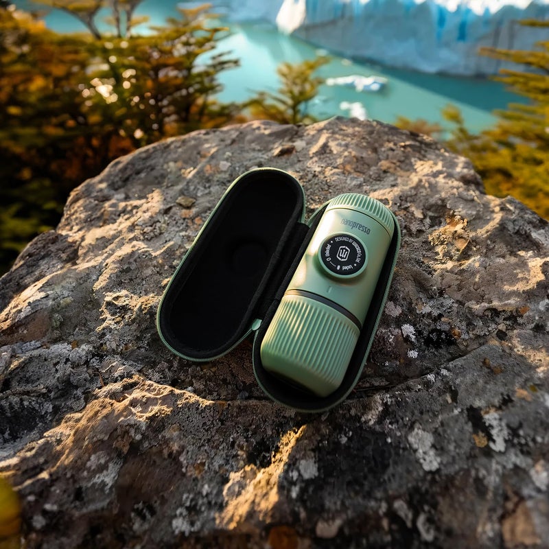 WACACO صانعة الإسبريسو المحمولة WACACO Nanopresso مع حقيبة واقية، النسخة المحدثة من Minipresso، آلة قهوة صغيرة للسفر، مثالية للتخييم والسفر والمكتب (لون أخضر موس) - Image 5