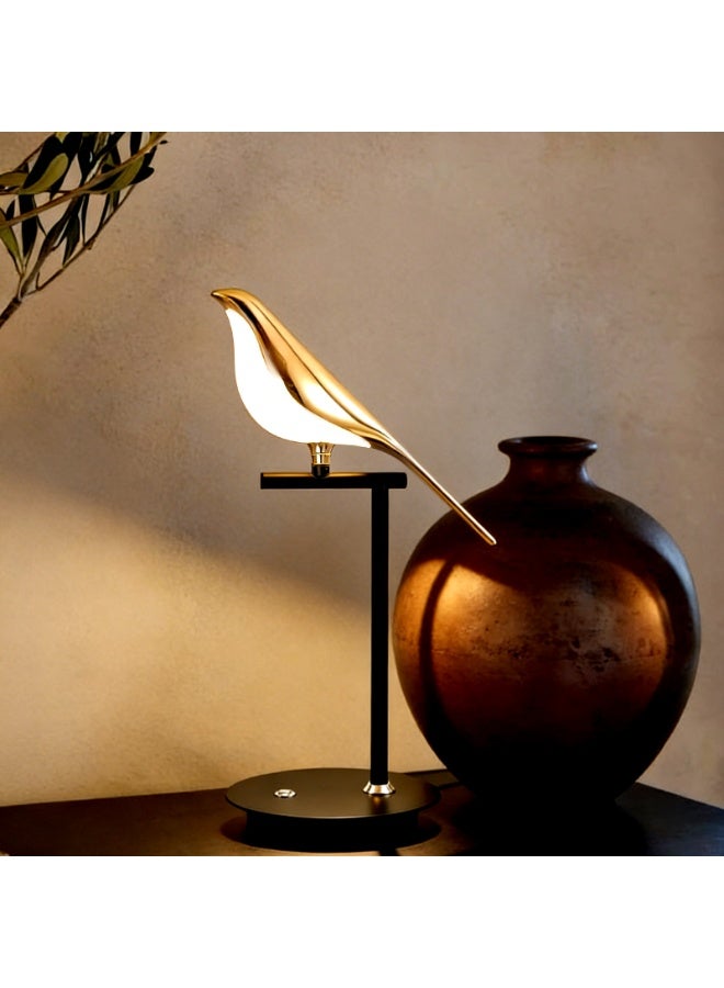 مصباح مكتبي على شكل طائر العقعق - مصباح طاولة ديكور على شكل طائر - مصباح مكتبي معدني قابل للدوران 360 درجة، إضاءة LED قابلة للتعتيم بقوة 12 واط (3000-6000 كلفن)، غطاء مصباح من الأكريليك، تحكم باللمس للمكتب/غرفة الدراسة/غرفة النوم/غرفة المعيشة - Image 1