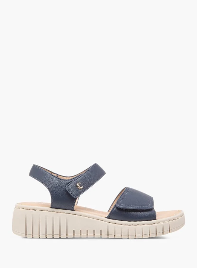 لو كونفورت صنادل نسائية بتفاصيل خياطة وإغلاق بشريط لاصق