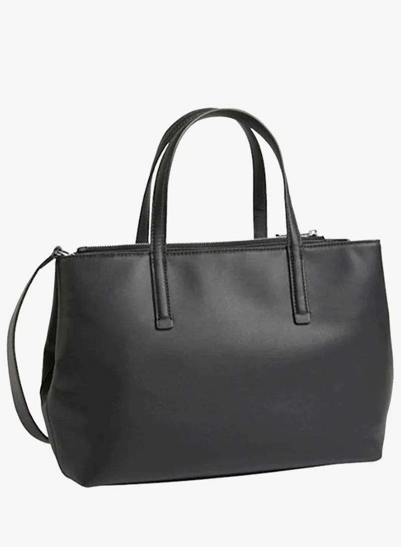 كالفن كلاين حقيبة توت بحزام مزخرف بشعار