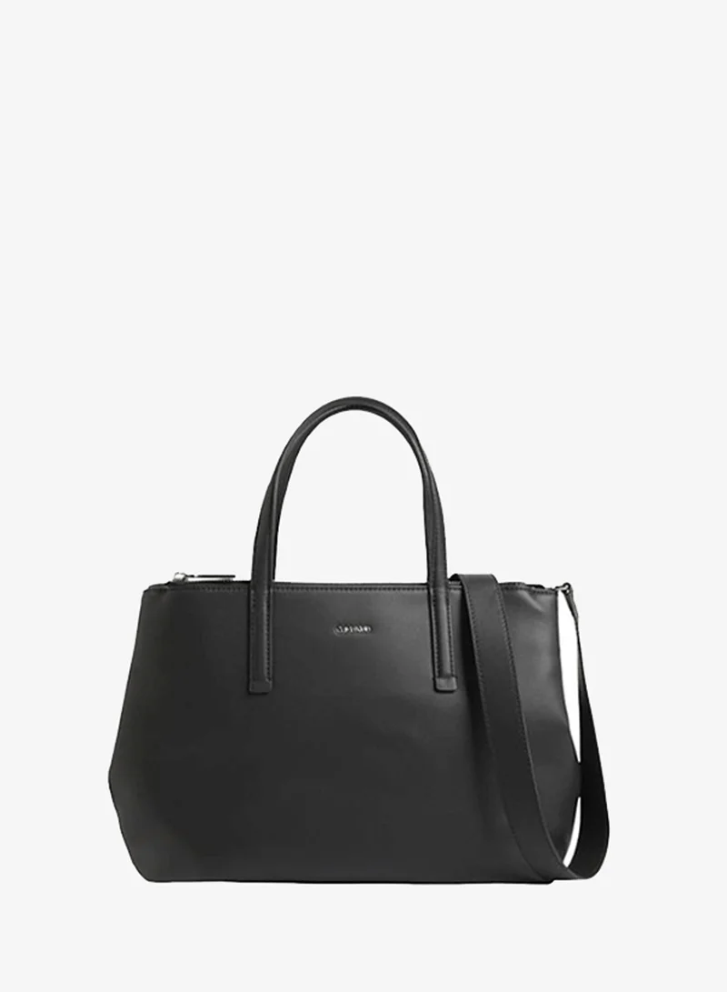 كالفن كلاين حقيبة توت بحزام مزخرف بشعار