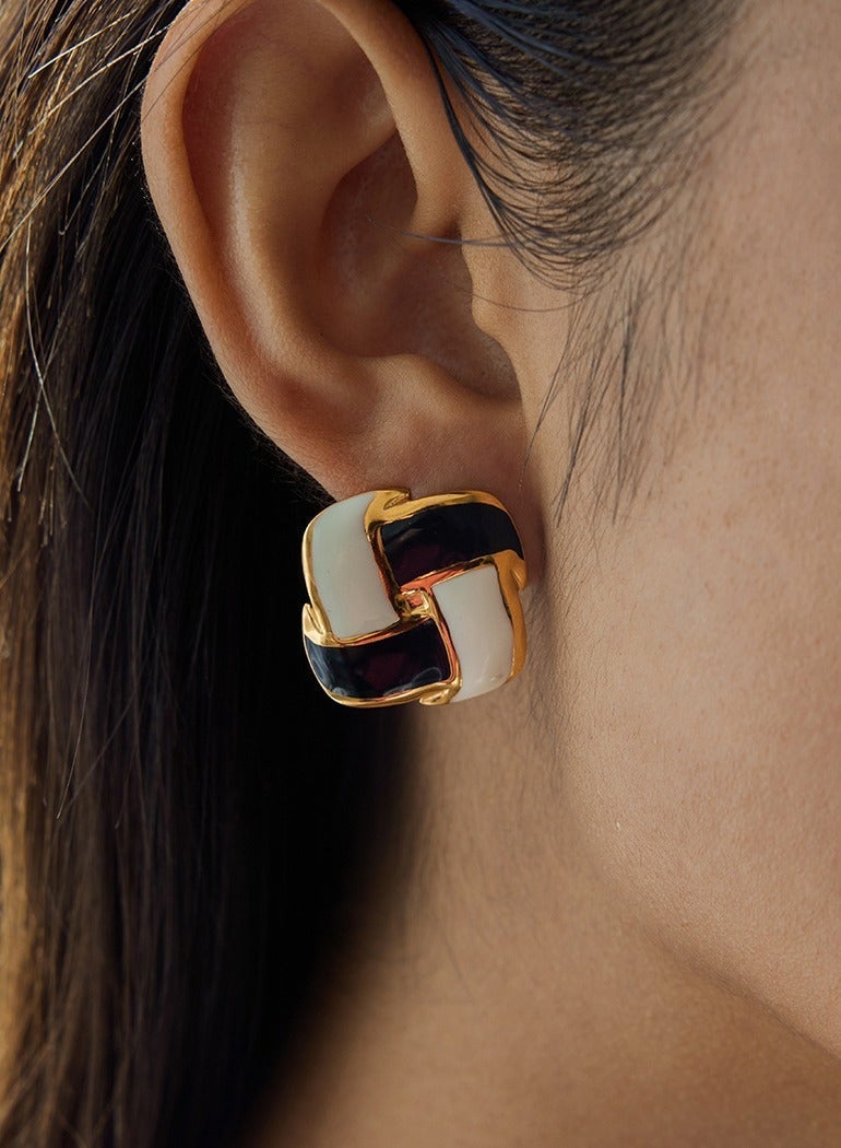 سونداراسوندارا أقراط مطرولة بتصميم مربعات ثنائية اللون من التيتانيوم الفولاذي المطلي بذهب 18 قيراطًا للنساء والفتيات، مع علبة هدايا فاخرة - Image 2