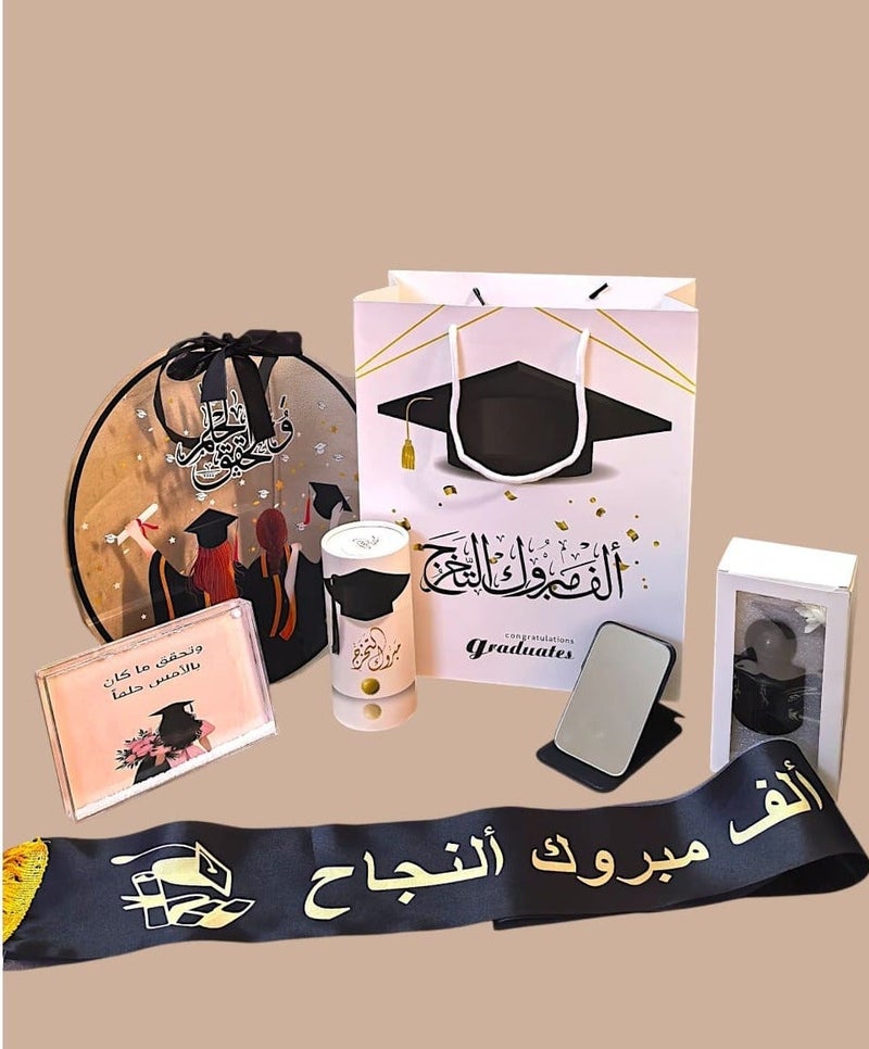 كريتر  بكج تخرج متكامل مكون من 6 قطع - طقم هدايا تخرج فخم مع تعليقة "تحقق الحلم"، فواحة عطرية، برواز صور مائي بعبارة "وتحقق ماكان حلما بالامس"، وشاح مبروك التخرج، مرآة يد، وعلبة مناديل أنيقة بعبارة مبروك التخرج. - Image 1