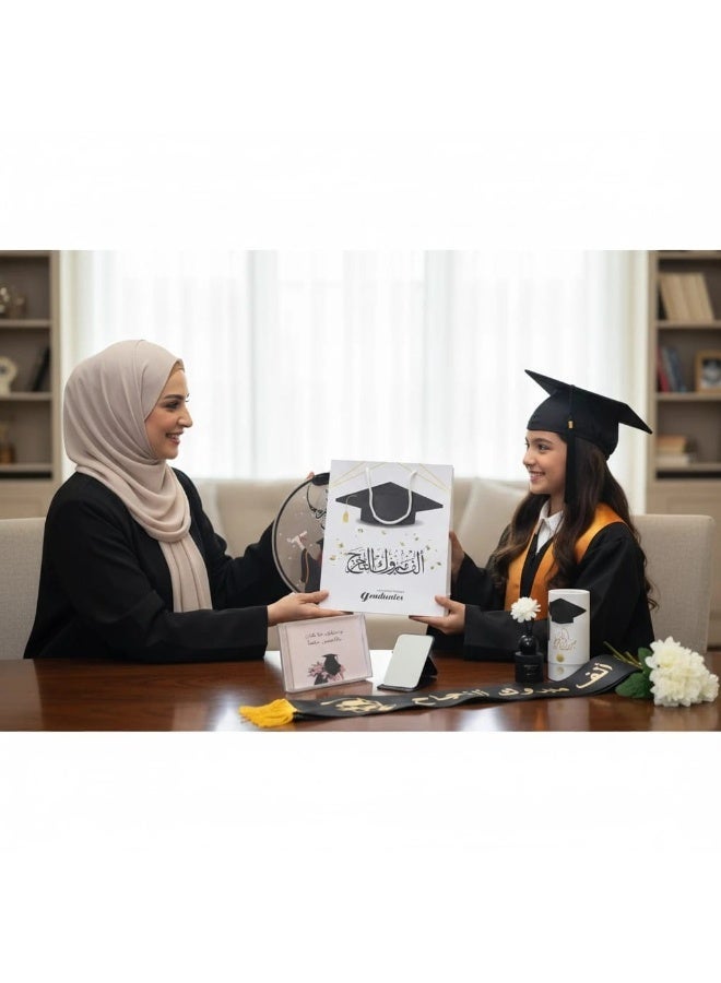 كريتر  بكج تخرج متكامل مكون من 6 قطع - طقم هدايا تخرج فخم مع تعليقة "تحقق الحلم"، فواحة عطرية، برواز صور مائي بعبارة "وتحقق ماكان حلما بالامس"، وشاح مبروك التخرج، مرآة يد، وعلبة مناديل أنيقة بعبارة مبروك التخرج. - Image 2