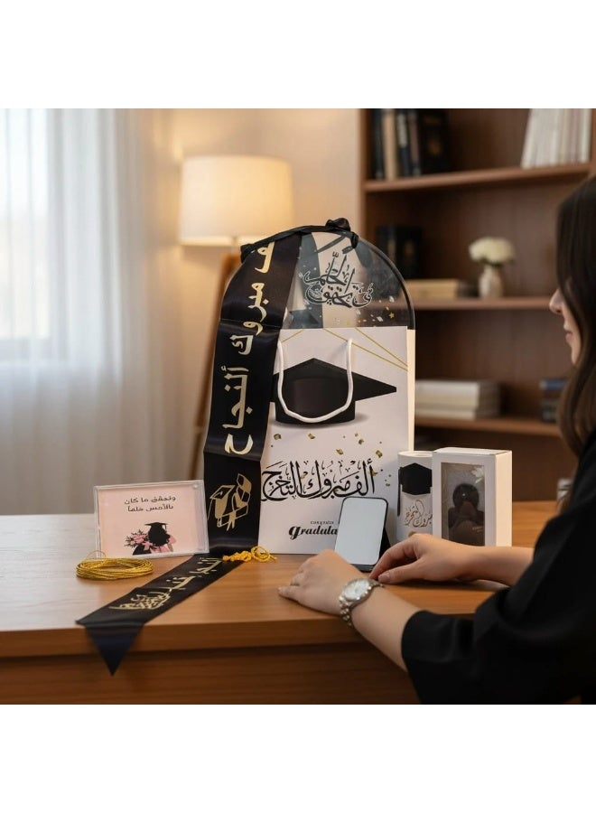 كريتر  بكج تخرج متكامل مكون من 6 قطع - طقم هدايا تخرج فخم مع تعليقة "تحقق الحلم"، فواحة عطرية، برواز صور مائي بعبارة "وتحقق ماكان حلما بالامس"، وشاح مبروك التخرج، مرآة يد، وعلبة مناديل أنيقة بعبارة مبروك التخرج. - Image 3