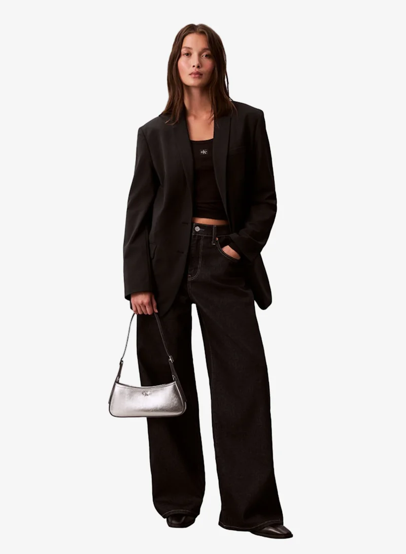 كالفن كلاين حقيبة كتف صغيرة بشعار مطلي