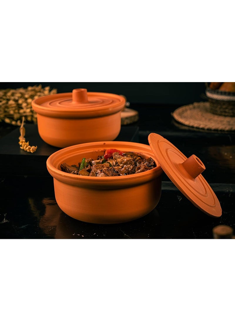 كازادورا وعاء طهي من الفخار الطبيعي (طين غير مطلي) كبير — قدر خزفي يدوي الصنع مع غطاء — طاجن ترّوكاوتا طبيعي خالي من الرصاص وصديق للبيئة — وعاء طهي سعة عائلية، توزيع حرارة متساوٍ ونكهة تقليدية، مناسب للفرن والطهي البطيء (انقع قبل أول استعمال) — قاعدة آمنة للغسل في غسالة الصحون — مقاس تقريباً 23.9×23.9×11.94 سم (قطر×قطر×ارتفاع) — وزن 2.56 كجم — مثالي للطواجن، اليخنات، البرياني، الأرز، الشواء البطيء والتقديم على المائدة — متوفر بعدة أحجام — جودة Cazadora وحرفية يدوية أوروبية. - Image 2