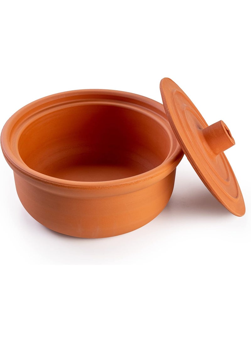كازادورا وعاء طهي من الفخار الطبيعي (طين غير مطلي) كبير — قدر خزفي يدوي الصنع مع غطاء — طاجن ترّوكاوتا طبيعي خالي من الرصاص وصديق للبيئة — وعاء طهي سعة عائلية، توزيع حرارة متساوٍ ونكهة تقليدية، مناسب للفرن والطهي البطيء (انقع قبل أول استعمال) — قاعدة آمنة للغسل في غسالة الصحون — مقاس تقريباً 23.9×23.9×11.94 سم (قطر×قطر×ارتفاع) — وزن 2.56 كجم — مثالي للطواجن، اليخنات، البرياني، الأرز، الشواء البطيء والتقديم على المائدة — متوفر بعدة أحجام — جودة Cazadora وحرفية يدوية أوروبية. - Image 4