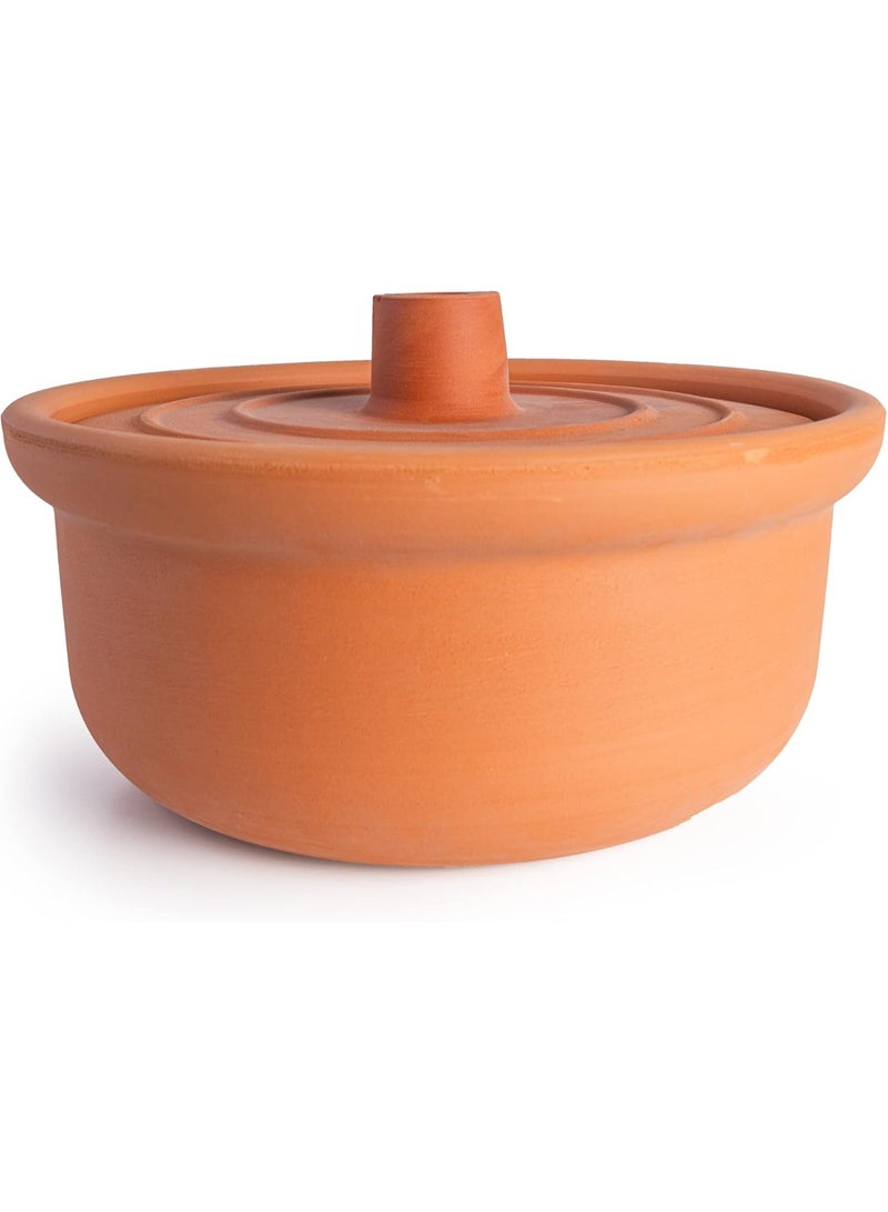 كازادورا وعاء طهي من الفخار الطبيعي (طين غير مطلي) كبير — قدر خزفي يدوي الصنع مع غطاء — طاجن ترّوكاوتا طبيعي خالي من الرصاص وصديق للبيئة — وعاء طهي سعة عائلية، توزيع حرارة متساوٍ ونكهة تقليدية، مناسب للفرن والطهي البطيء (انقع قبل أول استعمال) — قاعدة آمنة للغسل في غسالة الصحون — مقاس تقريباً 23.9×23.9×11.94 سم (قطر×قطر×ارتفاع) — وزن 2.56 كجم — مثالي للطواجن، اليخنات، البرياني، الأرز، الشواء البطيء والتقديم على المائدة — متوفر بعدة أحجام — جودة Cazadora وحرفية يدوية أوروبية. - Image 1