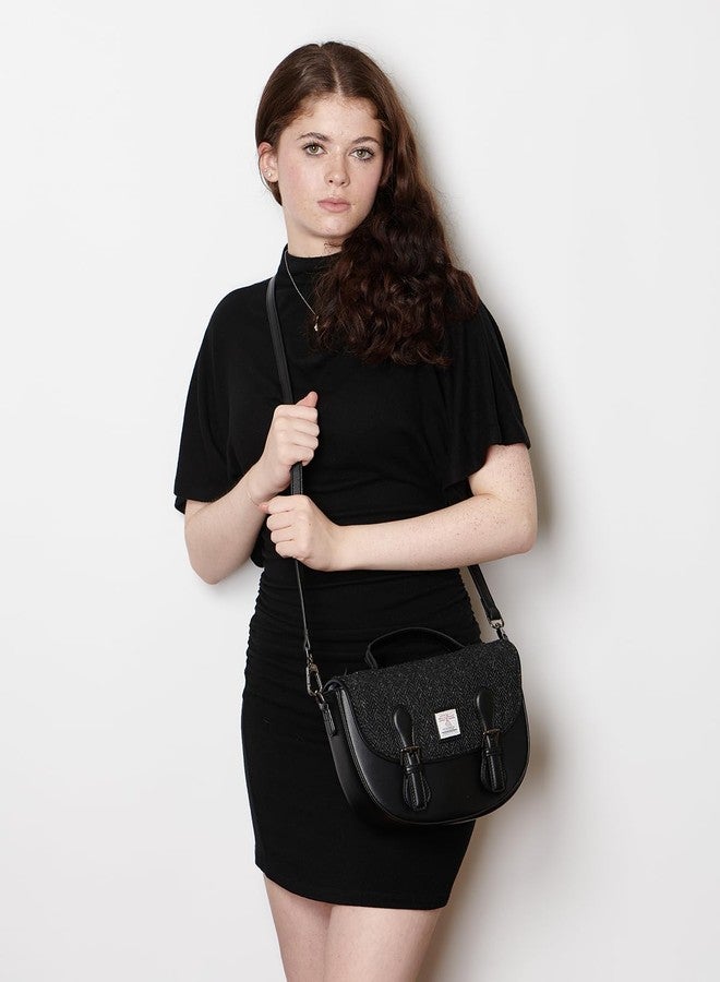 آيلاندر حقيبة Islander المتوسطة من قماش Cobble - حقيبة نسائية متوسطة الحجم من قماش HARRIS TWEED (أسود بنقشة متعرجة) - Image 2