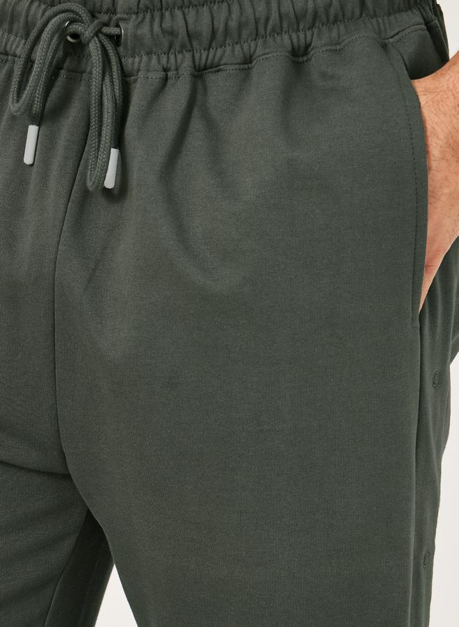 ستايلي بنطلون جوجر بقصة مستقيمة واسعة بأزرار كبس - Image 3