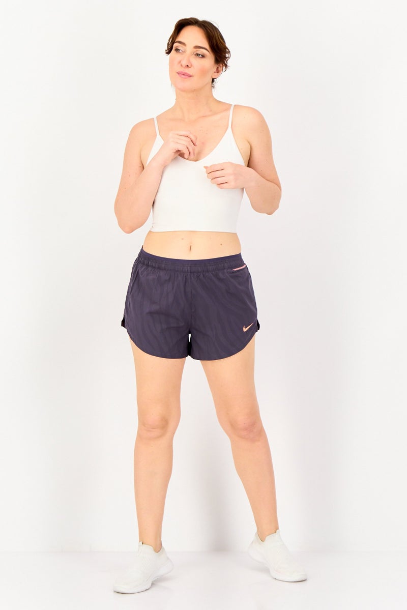 Nike شورتات جري للنساء بتقنية دري فيت مع شعار العلامة التجارية، بنفسجي - Image 4