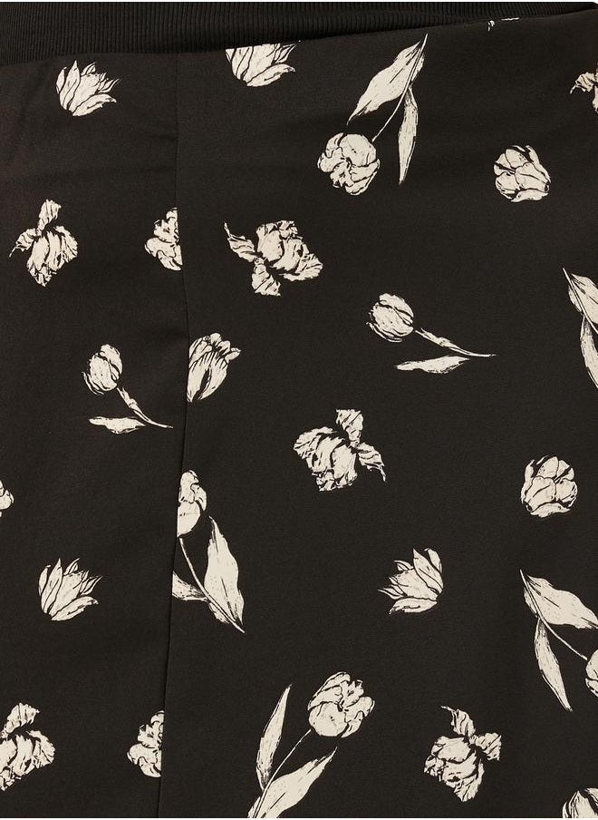 Styli Plus Size Floral Print A-Line Midi Skirt  - Image 3