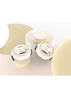 Miniso Enjoy your meals on-the-go with this beige Snoopy Collection round double-layered lunch box. 