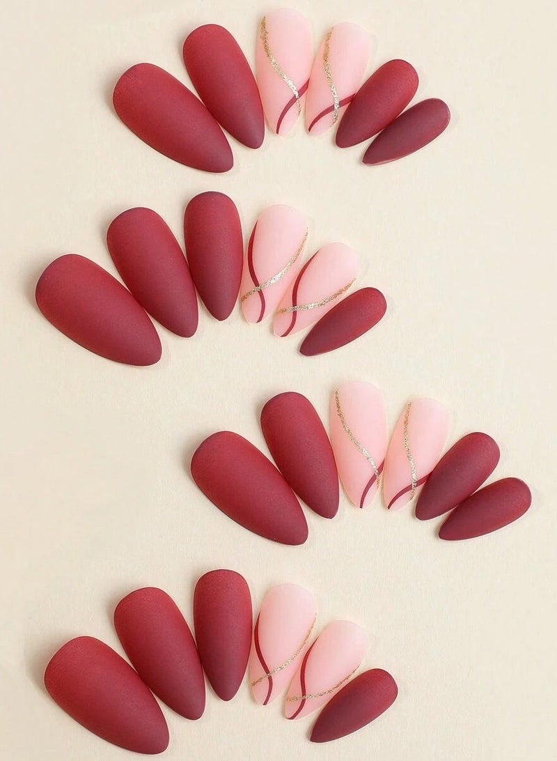 مانيكير أنيق باللون الماروني المطفأ والبيج مع تفاصيل ذهبية - Image 2