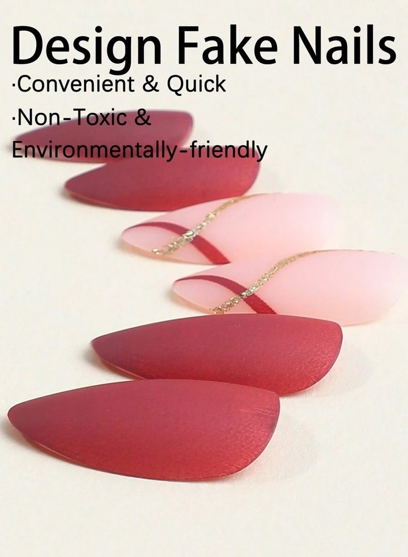 مانيكير أنيق باللون الماروني المطفأ والبيج مع تفاصيل ذهبية - Image 4