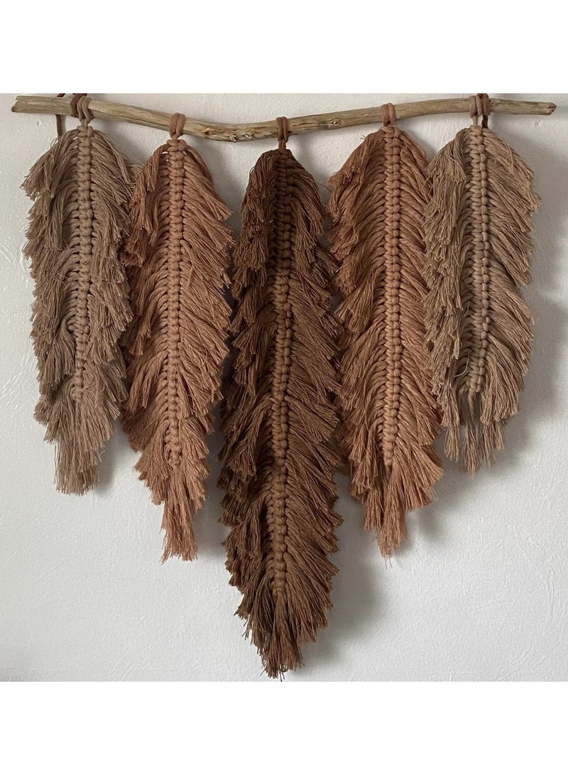 انتيكيانو تعليقة جدارية مكرمية أنيقة على شكل أوراق كبيرة، مصنوعة يدويًا من خيوط قطنية بألوان ترابية دافئة مثل البني والبيج. معلقة على غصن خشبي طبيعي يضيف لمسة ريفية وجذابة. تصميمها مستوحى من الطبيعة، ما يجعلها مثالية لإضفاء جو دافئ وهادئ في غرف المعيشة أو النوم أو المداخل. - Image 2