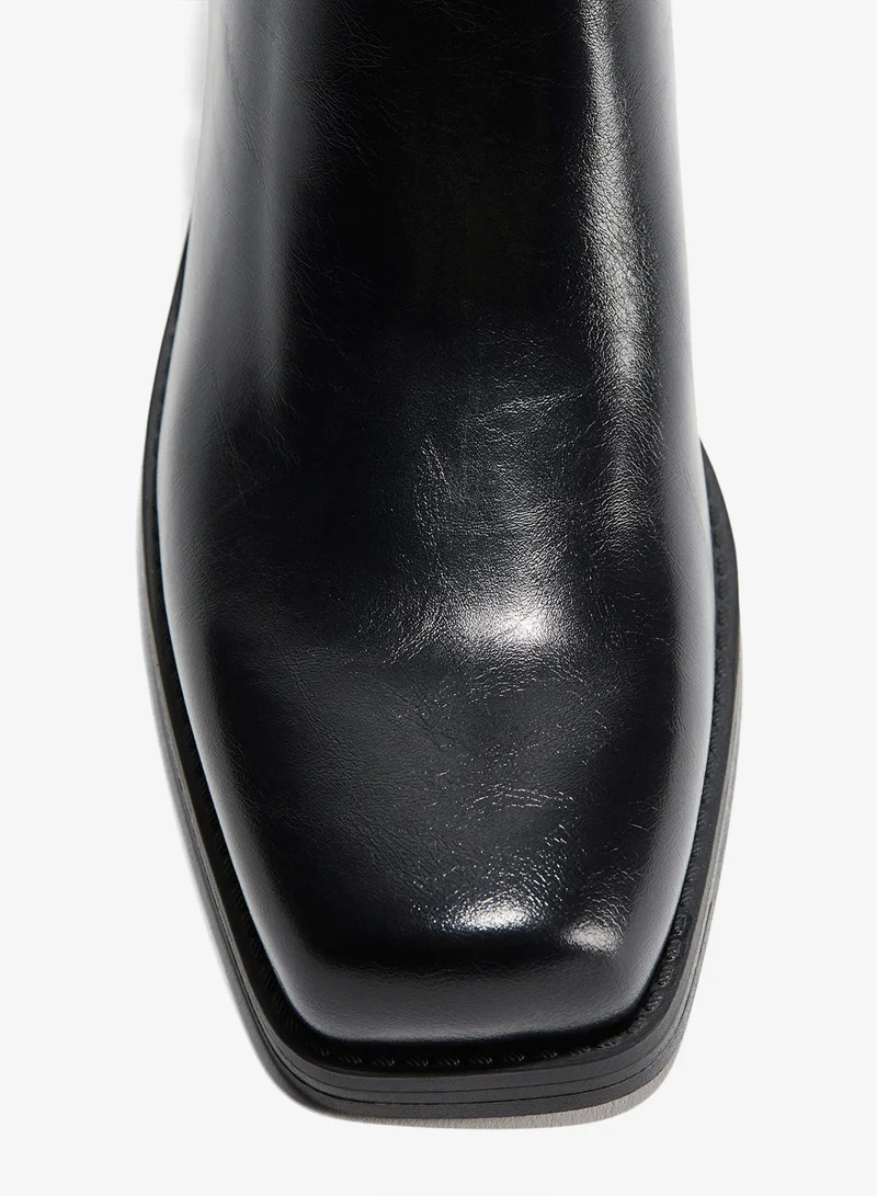 اتش اند ام بووت تشيلسي بمقدمة مربعة