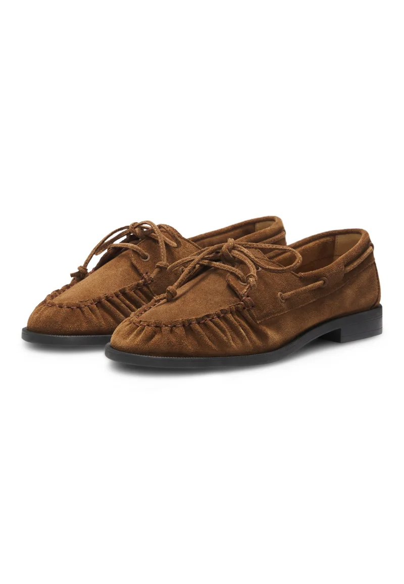 بوس Suede moccasins with hand-stitched apron toe