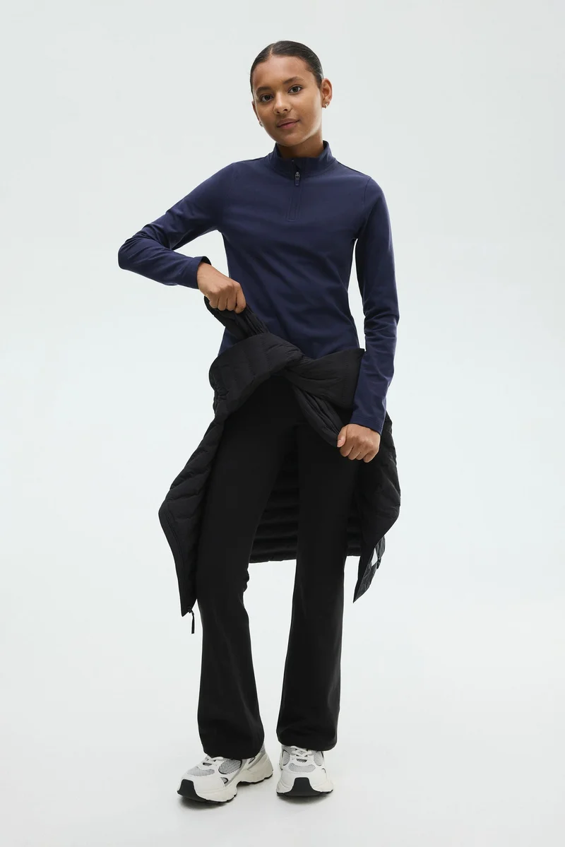 اتش اند ام بلوزة رياضية مبطنة بالفليس من نسيج سوفت موف