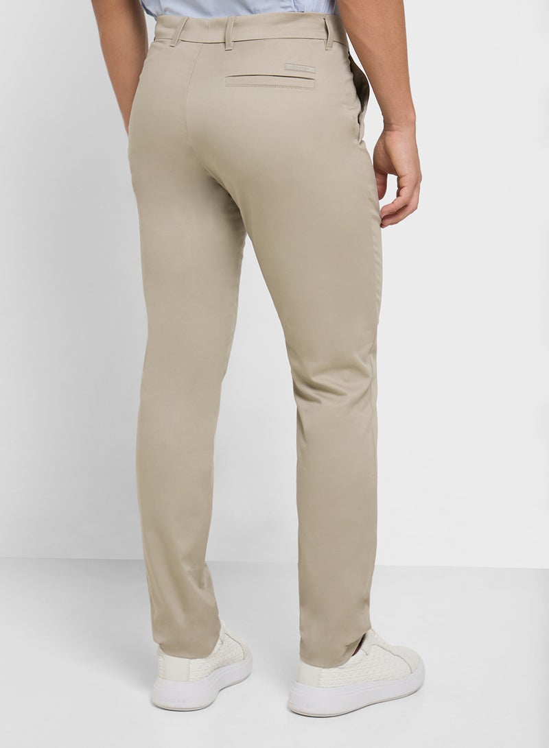 كالفن كلاين بنطلون تشينو بقصة مستدقة من الساتان المطاطي - Image 3