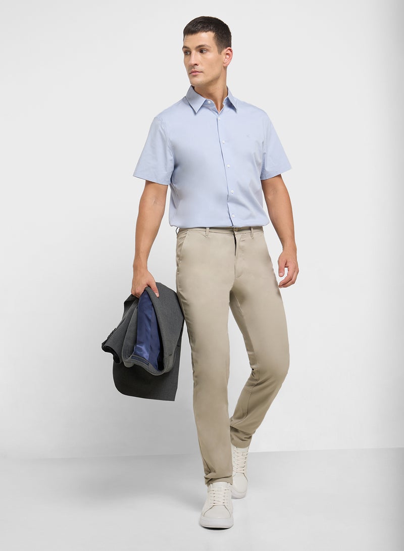 كالفن كلاين بنطلون تشينو بقصة مستدقة من الساتان المطاطي - Image 2