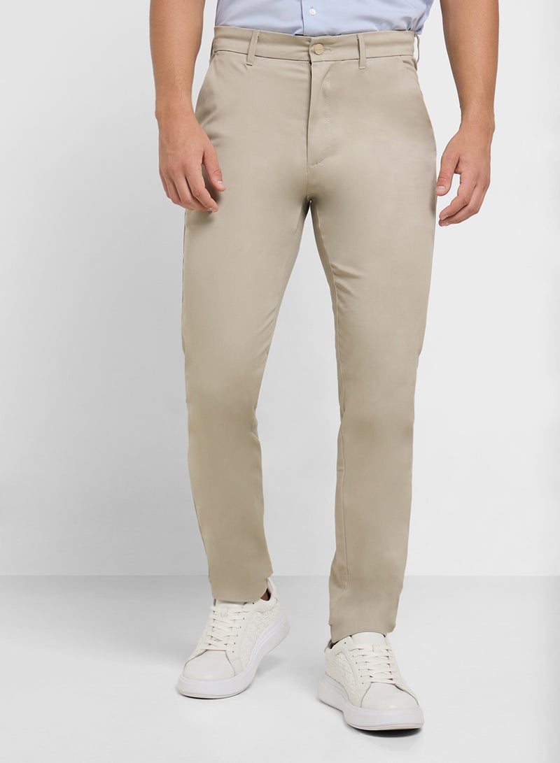 كالفن كلاين بنطلون تشينو بقصة مستدقة من الساتان المطاطي - Image 1