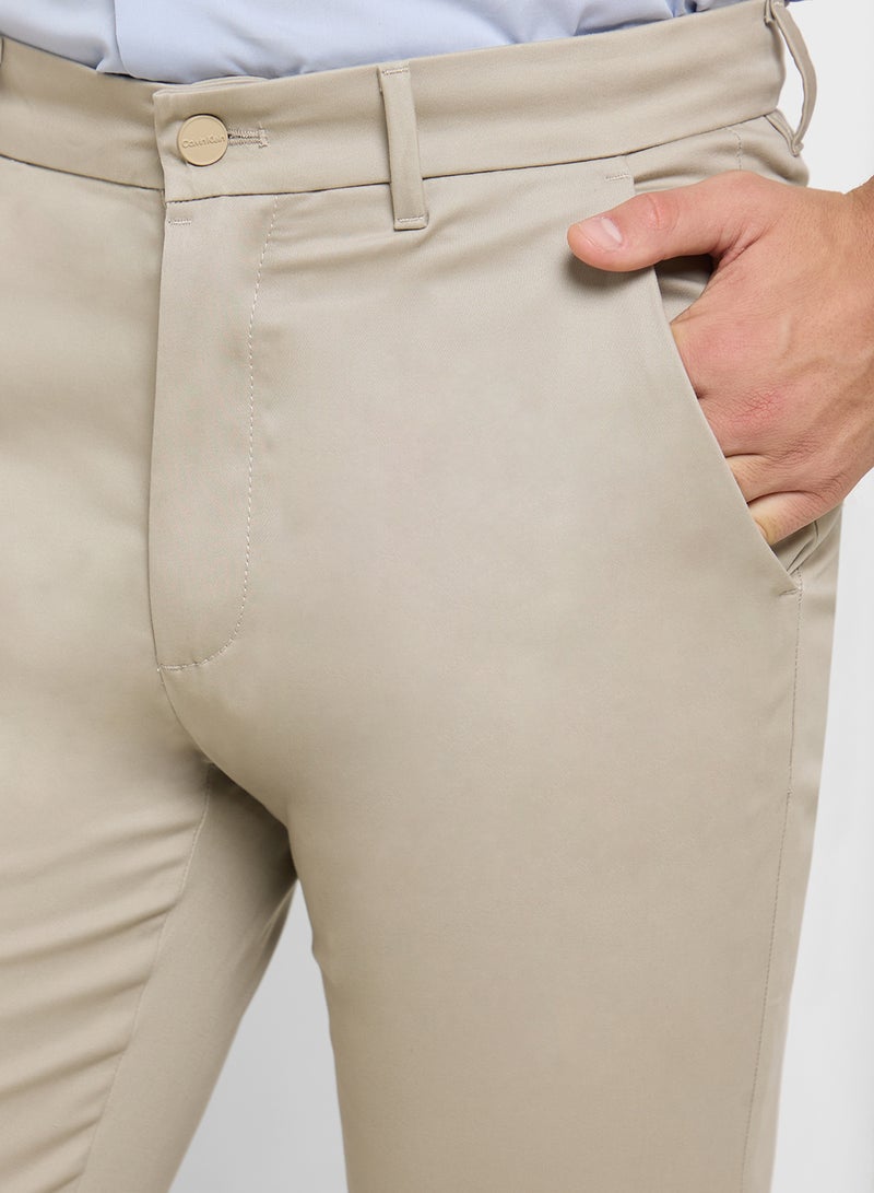 كالفن كلاين بنطلون تشينو بقصة مستدقة من الساتان المطاطي - Image 4